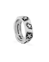 Anillo de metal plateado con diseño facetado y estrellas grabadas en relieve en el exterior. El interior del anillo lleva grabado el texto "Two-Jeys" y dos estrellas pequeñas.