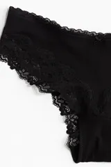 Pack de tres bombachas negras de corte hipster, confeccionadas en algodón con detalles de encaje en el borde superior y en el contorno de las piernas.