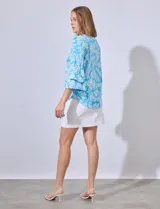 Blusa estampada de seda fría, marca Ruby Rd, con cuello redondo y mangas 3/4 con volados.