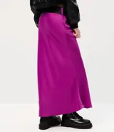 Pollera midi de satén de viscosa color fucsia, con cintura alta y modelado ajustado con leve evasé. Incluye cinturón ancho con hebilla.