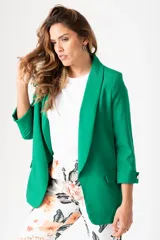 Blazer clásico verde Benetton con botón dorado, corte clásico que estiliza y terminaciones impecables en las costuras.