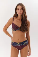 Bikini de dos piezas en combinación de colores negro y mostaza. El corpiño es de estilo triangular con base y breteles finos, mientras que la bombacha es de corte clásico con cintura alta en color negro.