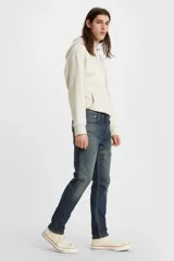 Pantalón de jean azul oscuro, de corte skinny, con tiro medio y ajuste ceñido en muslos y piernas.