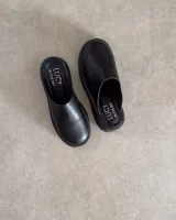 Zuecos negros con plataforma y suela track, marca Lucy in the Sky.