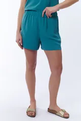 Short verde petróleo con cintura elástica.