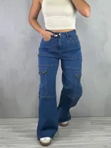 Pantalón jean azul de tiro alto, corte wide leg y estilo cargo, con bolsillos laterales con cierre.