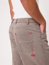 Bermuda de denim color gris, de corte relajado, tiro medio y diseño clásico con bolsillos delanteros y traseros.