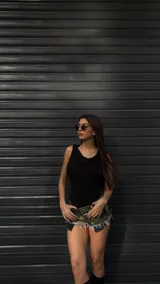 Short de jean con estampado de camuflaje en tonos verde, marrón y beige, con terminaciones desflecadas.