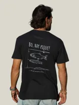 Remera blanca de manga corta con estampa en la espalda en color azul que incluye la frase 'Bo, hay pique!' y dibujos de peces y una caña de pescar.