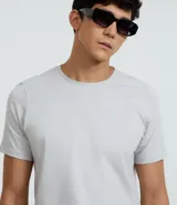 Remera básica de corte slim para hombre, confeccionada en suave algodón peruano. Presenta cuello redondo y mangas cortas, con un diseño liso y versátil.