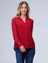 Blusa de encaje roja, marca Adiva. Cuello a la base, escote en V y apertura con botones. Manga larga con puño y botones. Incluye musculosa interna.