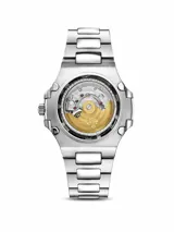 Reloj de pulsera con caja de acero inoxidable de 40mm y esfera negra con textura horizontal. Presenta marcadores de hora luminiscentes, ventana de fecha a las tres y brazalete de acero inoxidable con acabado cepillado y pulido.