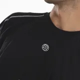 Remera negra de corte boxy con costuras a la vista en contraste de color blanco. Presenta un pequeño logo estampado en el centro del pecho y una frase bordada en el bajo lateral. Posee mangas cortas y cuello redondo.