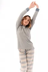 Conjunto de pijama gris con detalles en azul. Incluye una remera de mangas largas y un pantalón largo a rayas horizontales grises y beige, con cintura ajustable y bolsillos laterales.