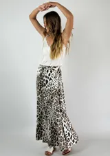 Pollera larga de viscosa con estampado animal print.