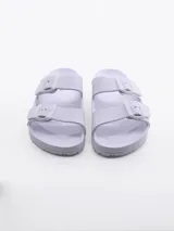 Sandalia tipo 'slide' de una sola tira ancha, color verde menta, con hebilla ajustable de dos pines.