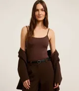 Musculosa básica de poliamida color rosa claro, con breteles finos y escote redondo.