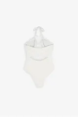 Traje de baño enterizo blanco con aberturas en la parte delantera y trasera, con frunce en el escote y tiras multiposición.