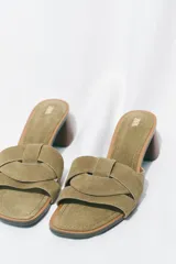 Sandalia de tacón ancho color verde oliva, con tiras cruzadas en la parte delantera y capellada de gamuza.