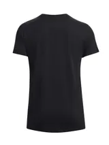 Remera de manga corta Under Armour, color negro con el logo de la marca y el nombre impresos en blanco en el centro del pecho. Presenta cuello redondo acanalado y un ajuste clásico.