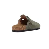 Zueco de cuero gamuzado color verde militar, con tira ajustable y hebilla metálica lateral. Cuenta con suela de corcho y base de goma antideslizante.
