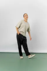 Remerón de algodón color beige, con diseño oversize, cuello redondo, mangas cortas amplias y hombros caídos.