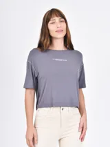 Remera blanca de corte crop con mangas cortas y cuello redondo. Estampado frontal con la frase "Pilates, Matcha, Inner Peace, Repeat".