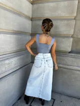 Top corto color lila con escote cuadrado y breteles anchos.