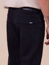 Pantalón de jean celeste de corte recto.