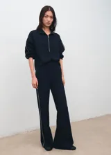 Pantalón de punto azul marino de corte recto y tiro alto, con ribete blanco en los laterales.