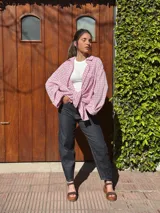 Camisa oversize de manga larga con estampado de cuadros escoceses en tono rosa y blanco, de corte holgado y cuello camisero.