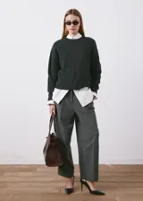 Pantalón de vestir de tiro medio, corte recto y diseño largo con detalle de pinzas frontales. Cuenta con dos bolsillos laterales y cierre oculto con botón, gancho y cremallera.