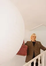 Bolso de mano tipo shopper marca Amadea, confeccionado en cuero con acabado desgastado. Presenta detalles de costuras decorativas verticales, correas con hebillas metálicas doradas y logo grabado al frente.