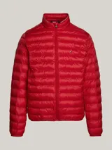 Campera acolchada roja de poliéster reciclado, con cuello alto, cierre de cremallera, bolsillos laterales y logo de Tommy Hilfiger bordado en el pecho.