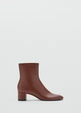 Botines de caña corta color marrón, con taco cuadrado y punta redonda, confeccionados en poliuretano.