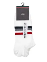 Pack de dos pares de medias blancas de corte corto tipo sneaker, con franjas en colores rojo, gris y azul marino, junto con el nombre y logo de la marca impreso en el empeine.