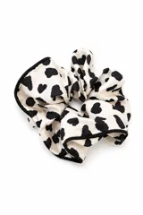 Gomita para el pelo tipo scrunchie con estampado de corazones negros sobre fondo crema y borde con vivo negro.