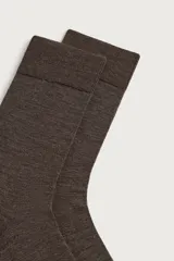 Par de calcetines de lana color gris oscuro, con acabado en rib elástico.
