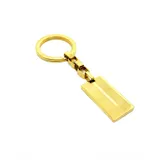 Llavero dorado con aro y dije rectangular con textura.