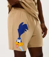 Pijama corto de algodón en color beige, compuesto por remera de manga corta con corte boxy y gran estampa frontal del Coyote de Looney Tunes, y bermuda haciendo juego con estampado lateral.