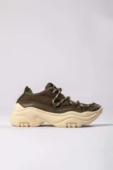 Zapatillas deportivas color verde militar con cordones gruesos y suela chunky color crema.