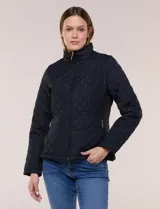 Campera capitoneada negra con costuras multidireccionales, cuello alto, cierre frontal y bolsillos laterales con cierre.