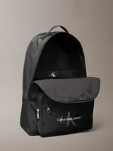 Mochila negra de poliéster reciclado con compartimento para laptop, bolsillo exterior con cremallera y logo de Calvin Klein Jeans en el frontal.