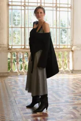 Vestido midi de tirantes finos con estampado de cuadros vichy en blanco y negro, escote en V y detalle de encaje en el dobladillo.