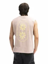 Musculosa de corte oversized color negro, con cuello redondo y estampa frontal en color blanco con la frase 'EASY COME'.