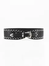 Cinturón ancho de cuero sintético negro, decorado con tachas metálicas plateadas en los bordes y hebilla de metal plateado con diseño de estilo western.