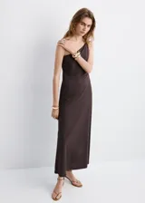 Vestido largo marrón, de diseño asimétrico con un solo hombro y corte entallado.