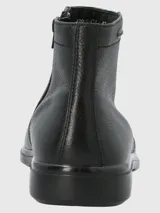 Botín de cuero negro, estilo chelsea con cierre lateral. Presenta un acabado de cuero granulado y suela de poliuretano negra.