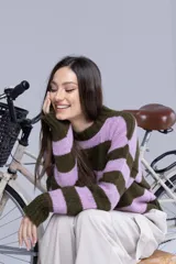 Pantalón de vestir color negro, de corte sastrero.