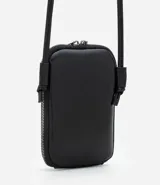 Cartera pequeña tipo porta celular de diseño compacto, confeccionada en poliuretano color negro. Cuenta con cierre de cremallera metálica, bolsillo frontal externo y correa fina ajustable para uso cruzado.